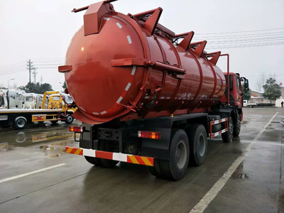 既能辦營運證又能享受免征的吸污車--新疆重汽前四后八吸污車
